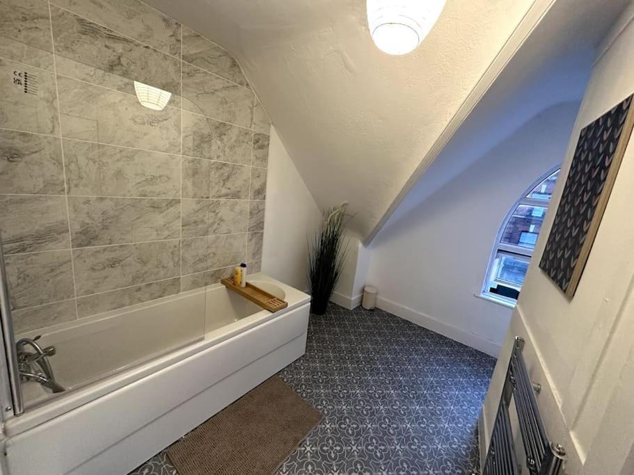 Incredible 2 Bedroom On Tower Bridge Лондон Екстериор снимка