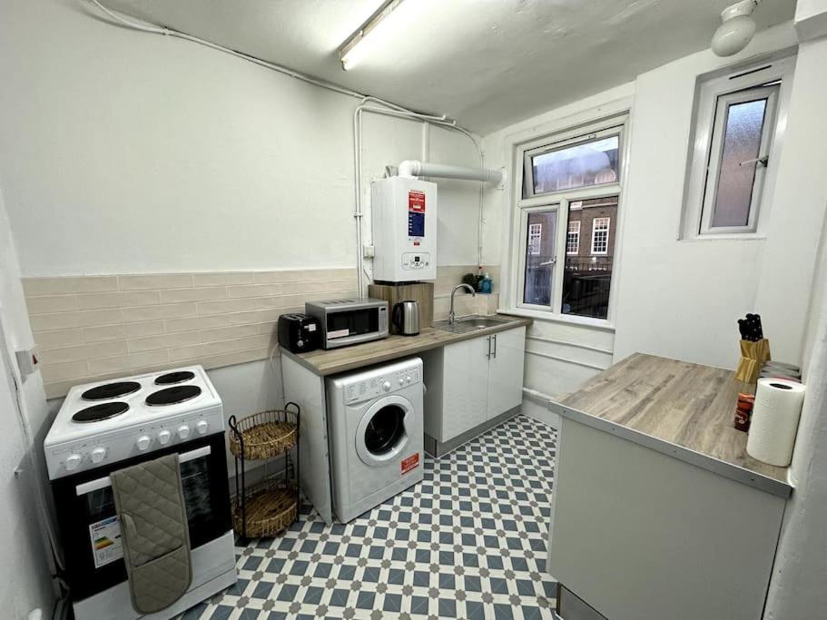 Incredible 2 Bedroom On Tower Bridge Лондон Екстериор снимка